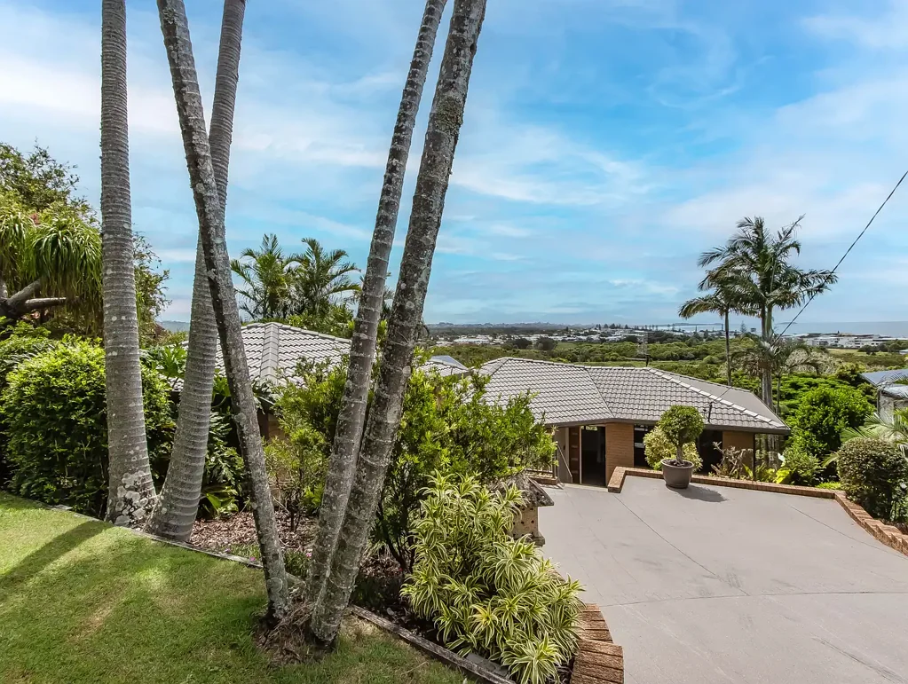 Spacious house on Kingscliff Hill house with pool and views