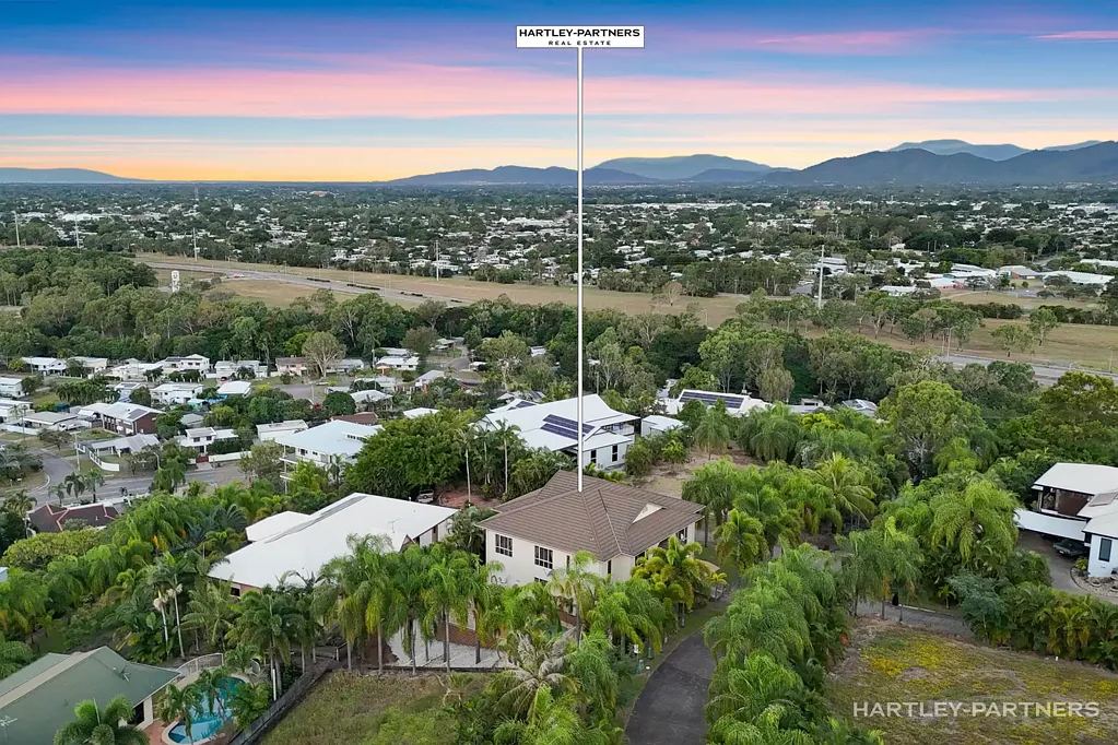 Mount Louisa 7房  Grand Gated Living with a Mesmerizing Vista