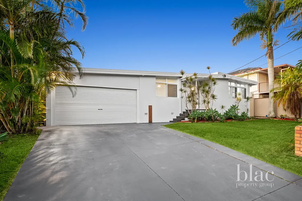 Margate 4침실 Renovated Family Entertainer with Expansive Decking & Poolside Living