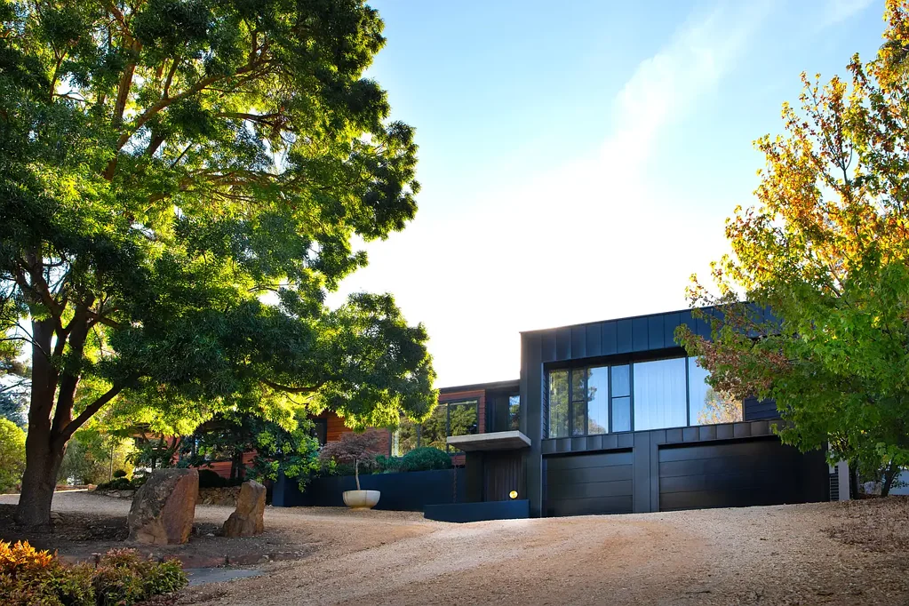 Castlemaine 4房  A Private Architectural Sanctuary in the Heart of Burnett Road.