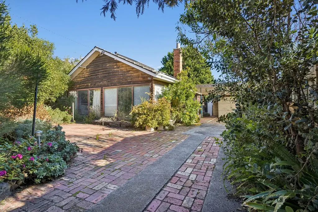 Carrum 3房 海滨魅力近享 373㎡阔地 开放壁炉暖意 宽敞车库储藏 步行便利生活 潜力细分空间 Positioned in a highly sought-after pocket of Carrum