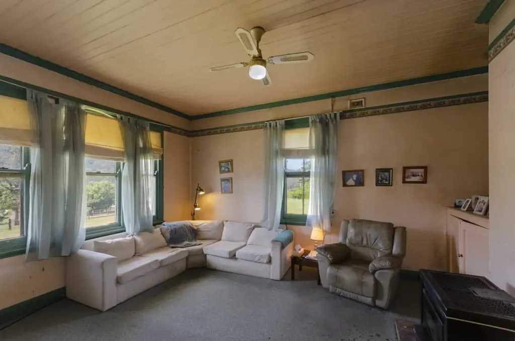Murrurundi 4 Bedroom BEAUTIFUL GRAND HOME on a huge block... Ready for a glow up!