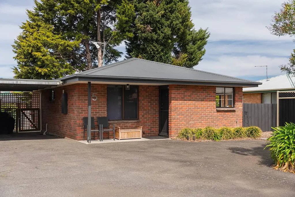 Newnham 2Habitaciones Renovated throughout, open plan living areas with a private courtyard backing onto the reseverve