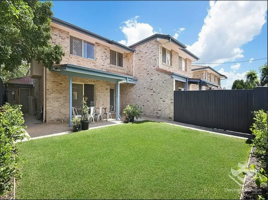 Spacious townhouse in great location!