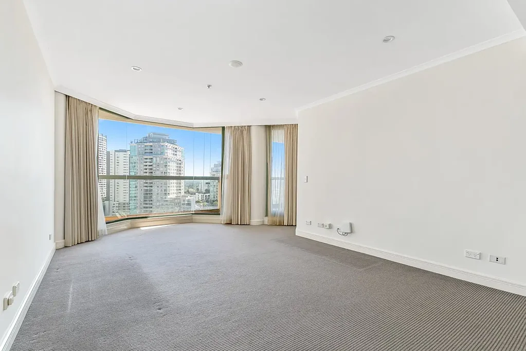 EXECUTIVE TWO BEDROOM APARTMENT IN HTE HEART OF CHATSWOOD