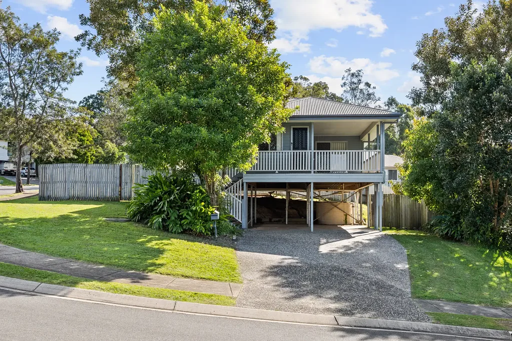 FRESHLY PAINTED THROUGHOUT - HIGHSET HOME