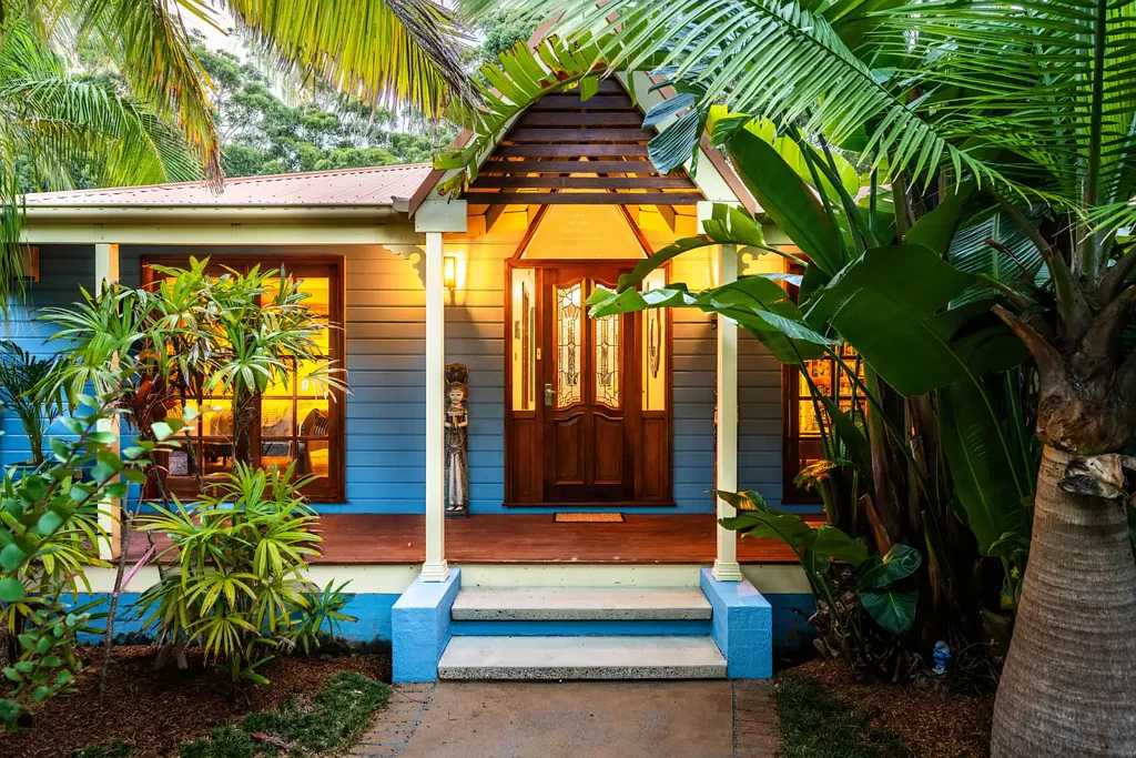 Macmasters Beach 5ห้องนอน Coastal Retreat with Cottage Charm Just 700m to Macmasters Beach