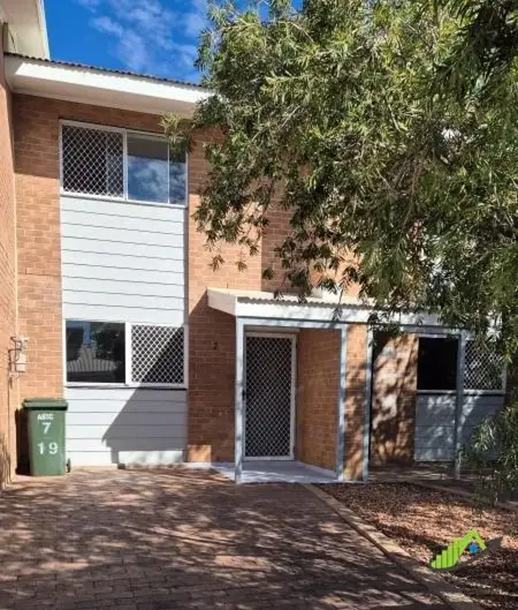 Townhouse with 2 bedrooms, 1 bathroom and 2 toilet's in small complex with own separate yard