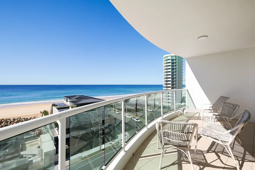 Main Beach 2房  Ocean Views, Beachfront Living & Effortless Coastal Style