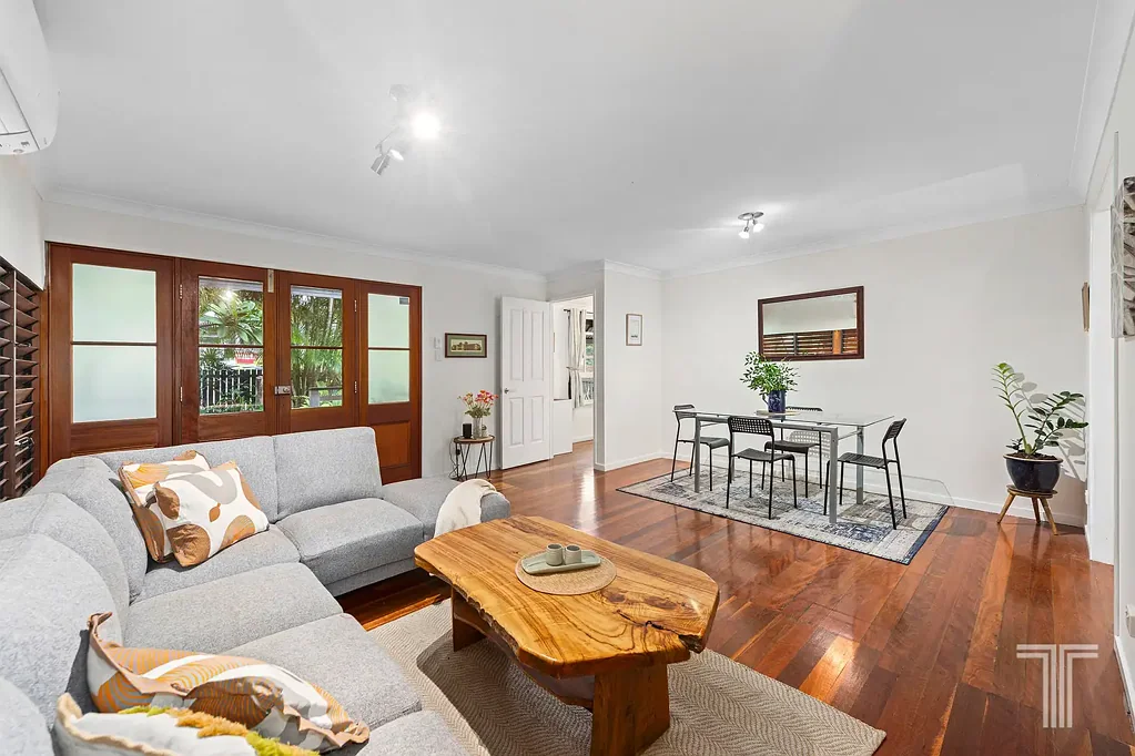 Mount Gravatt East 4房 私密绿植环绕 大块土地优势 多功能楼下空间 三车位车库便利 学区位置优越 未来潜力无限 Spacious Family Living on a Prime 875m² Block in Mansfield Catchment