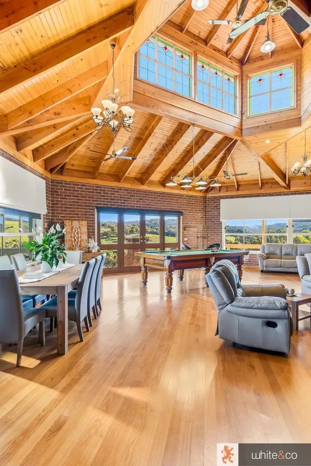 Upper Plenty 7कमरा WOW !
Beautiful views, picturesque land, 5 bedroom house, huge shed plus studio.