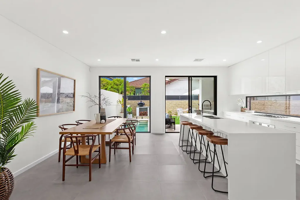 Chifley 4房 Berkley匠心设计 主卧带景观阳台 高品质石材台面 开放式客餐区 游泳池庭院 双车库家庭地板 中央空调近海滩 Coastal-Luxe Family Home With Bay & District Views