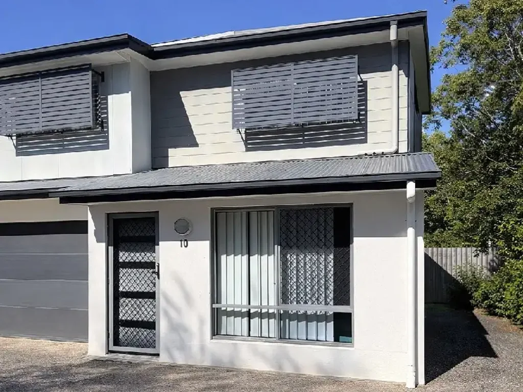 Stylish & Spacious Townhouse in a Convenient Location!
