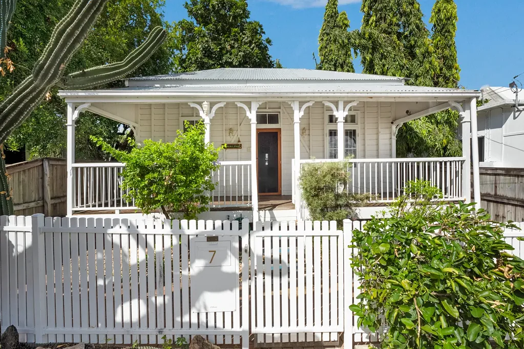 West End 3房  Calling all renovators, the perfect inner city charmer awaits.
