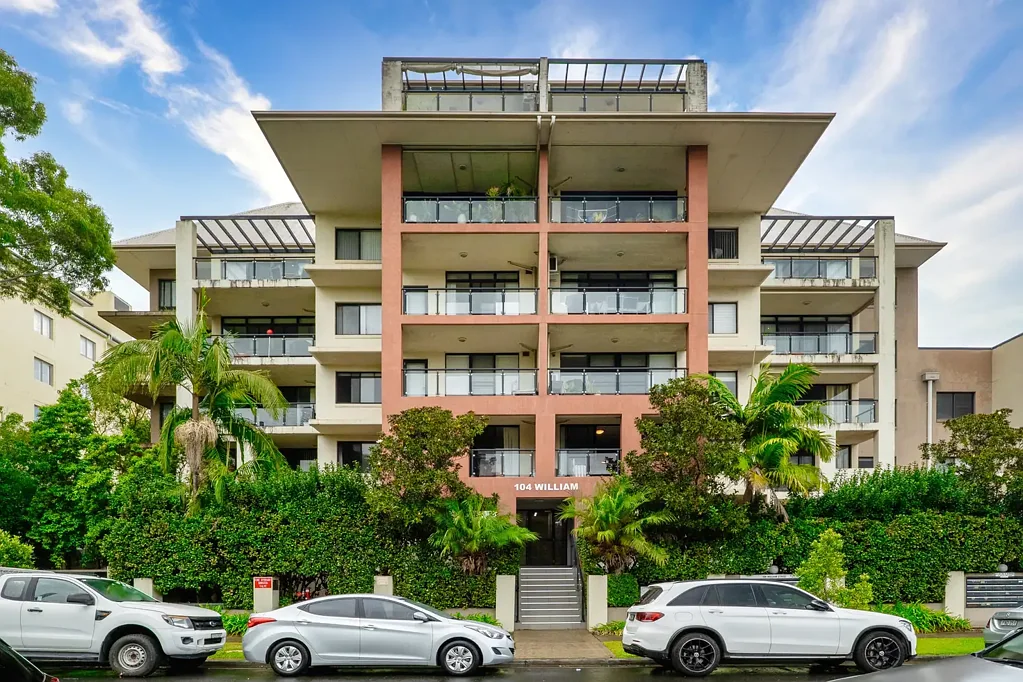 Five Dock 1Kwarto Stylish Ground Floor Living in a Near-New Complex with Resort Facilities