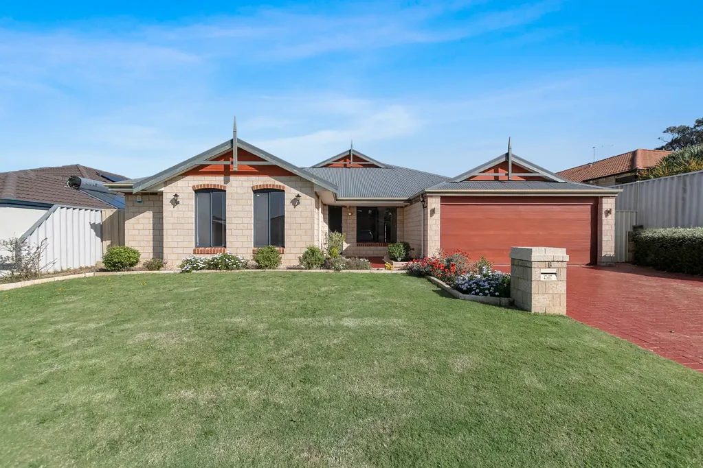 Large family home located in the popular suburb of Secret Harbour!