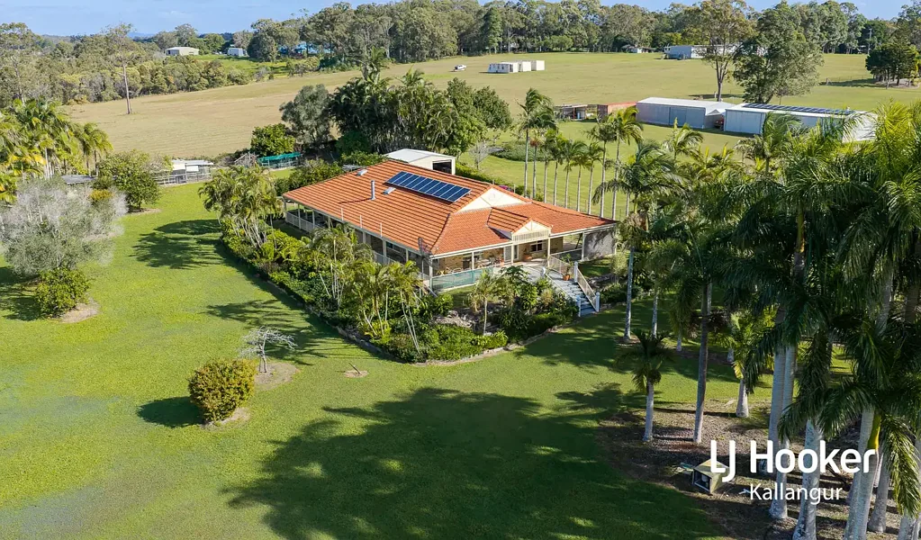 Burpengary 4房 50米临街面 低层砖木结构 三面走廊 2.7米高天花板 多个生活区 空调纱窗 车库果树 蓄水池井水 农用地环绕 便捷设施 8032 m2 OF PRIME ELEVATED LAND WITH BIG HOME