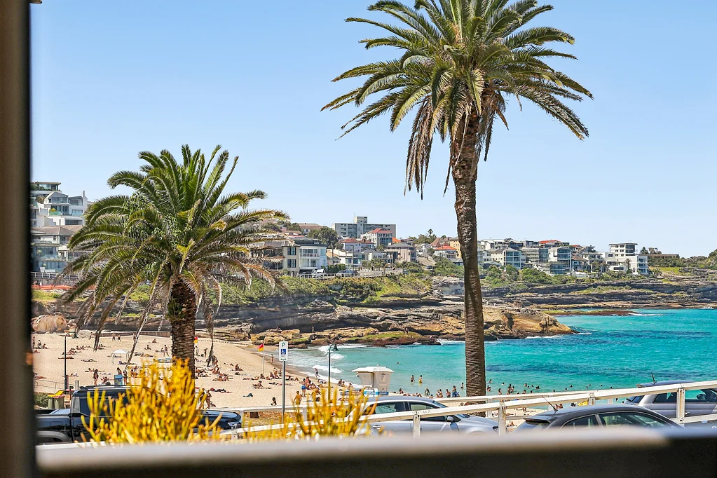 LUX WATER FRONT BRONTE BEACH PAD
