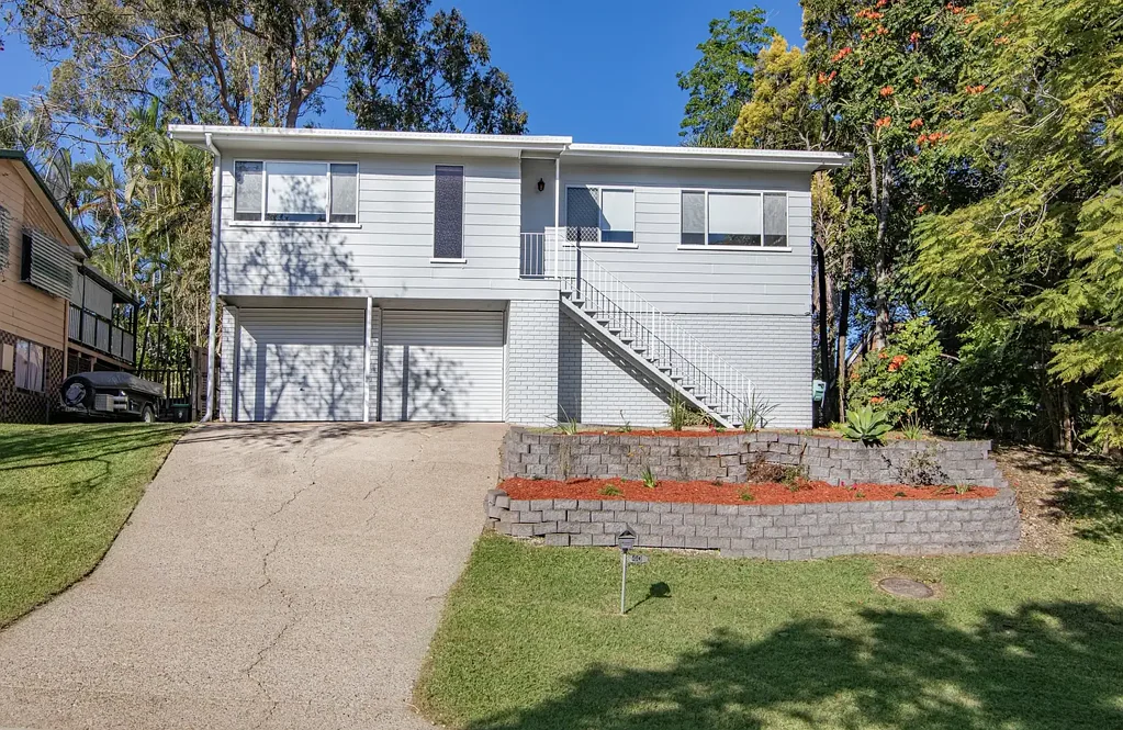 Seventeen Mile Rocks 3 Bedroom Fabulous Family Home - with Potential