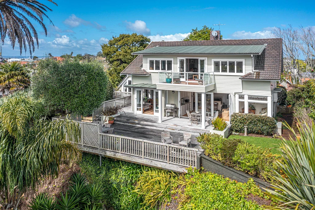Remuera 4房 巅峰视野住宅！1184㎡大地，景观花园+娱乐露台+私密阁楼套房，尽享空间与视野的奢华！ After 35 Years, Owner says SELL!