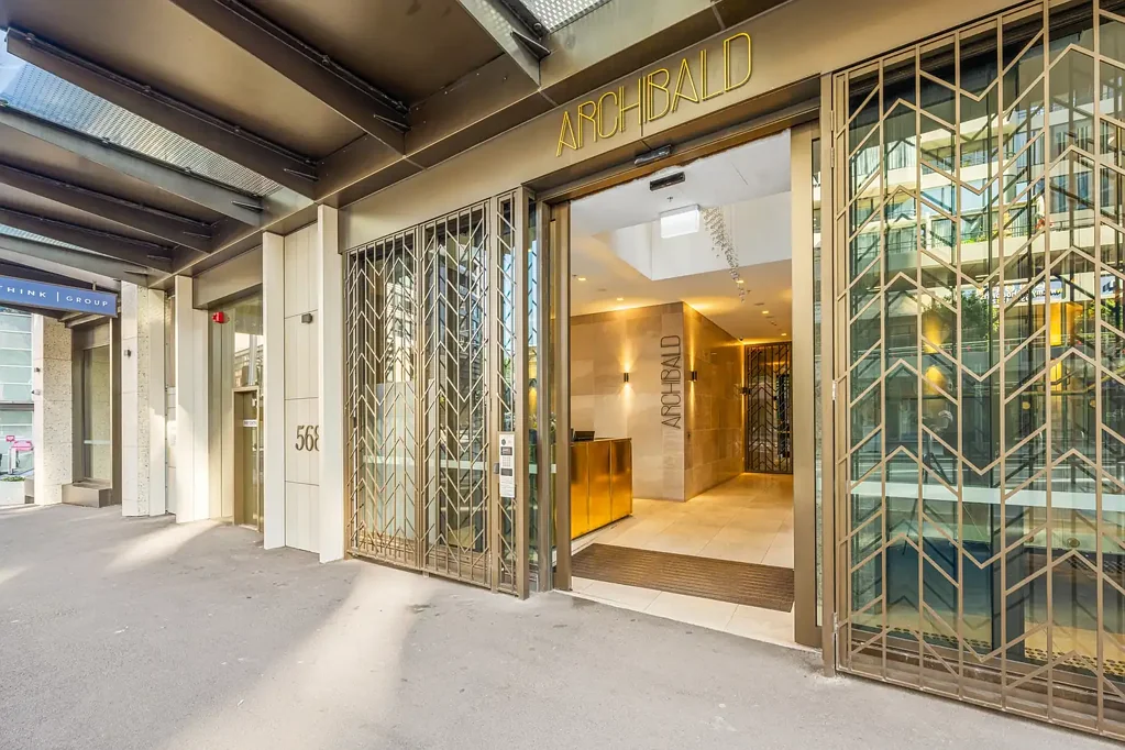 Bondi Junction 2Moenga Luxurious Two-Bedroom Residence in Ultra Convenient Location offers Easy Level Lift Access, Concierge, Security Parking.