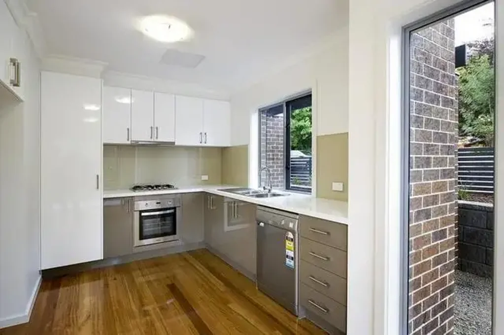 Light, Low-Maintenance Living in a Prime Mitcham Location