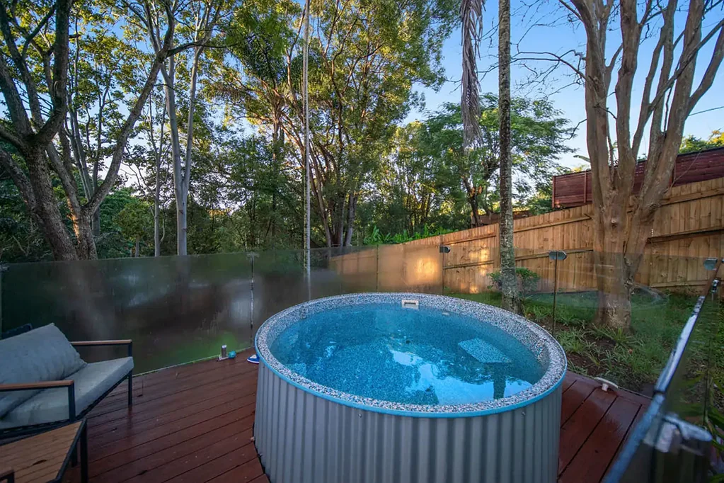 Woombye 3房  Treetop Views, Character Charm and Modern Comfort