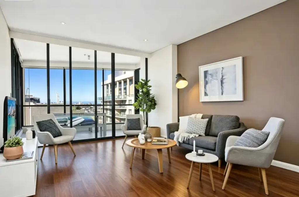 Luxury High-Level Apartment with Spectacular City & Water Views