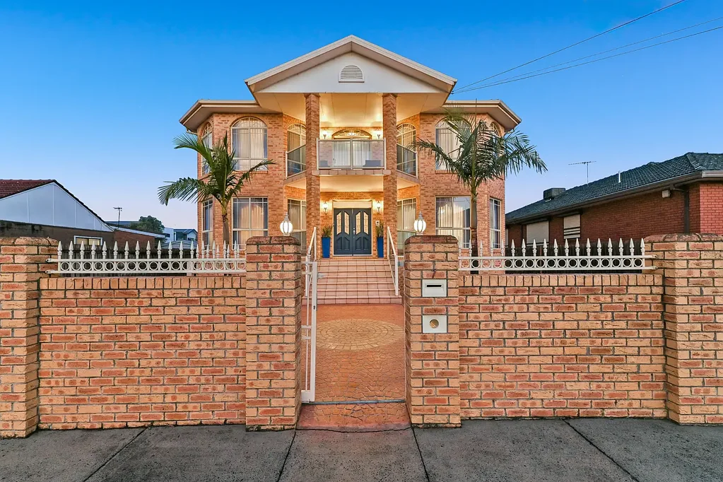Dandenong 5غرفة نوم Luxury Living on a Rare 860m² Block – Your Dream Home Awaits in Central Dandenong