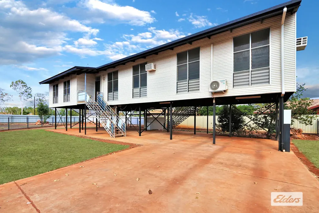 Katherine 4房  Spacious 4-Bedroom Split-Level Home
