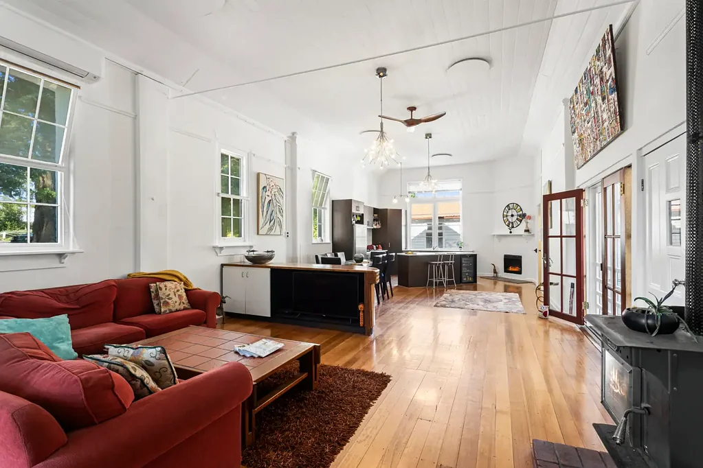 Glenlyon 3Kwarto Historic Glenlyon Schoolhouse with Three Dwellings & Income Potential