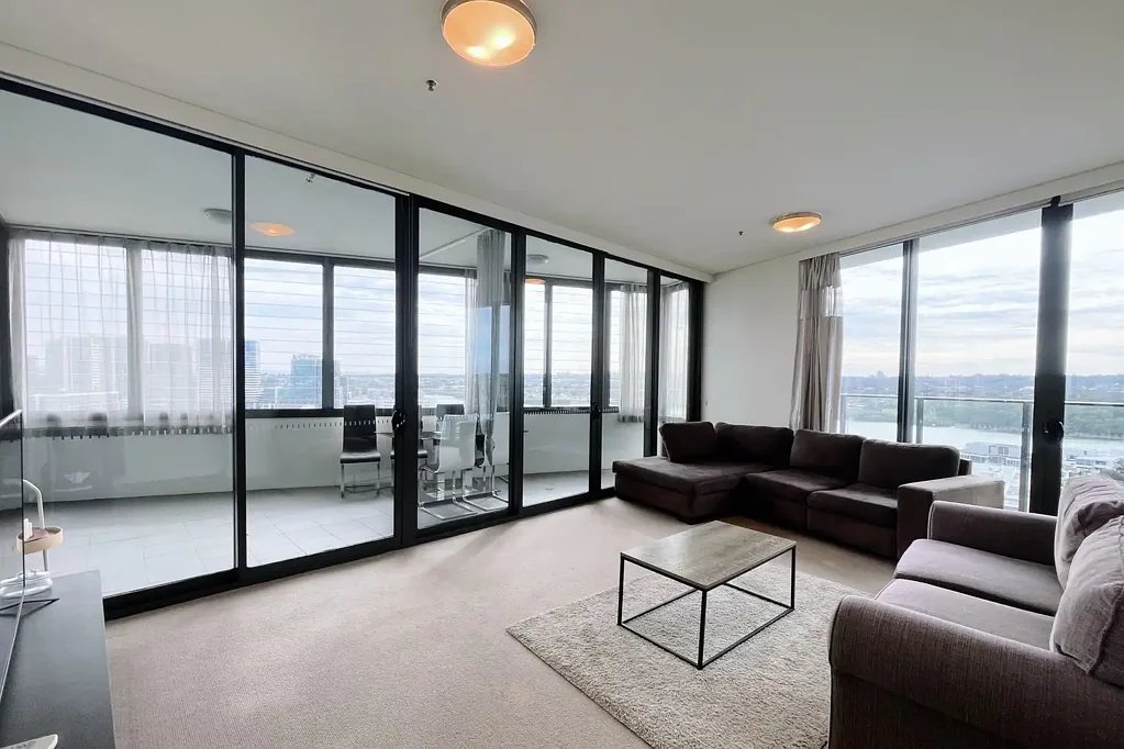 *Furnished* High-level & Water View & Kitchen Island & Furnished with extra study room & Close to Shopping Mall and Train Station