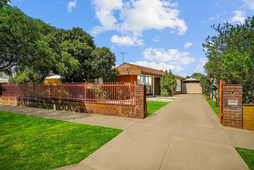 Walk to Train station– Your Perfect Melton South Home Awaits!