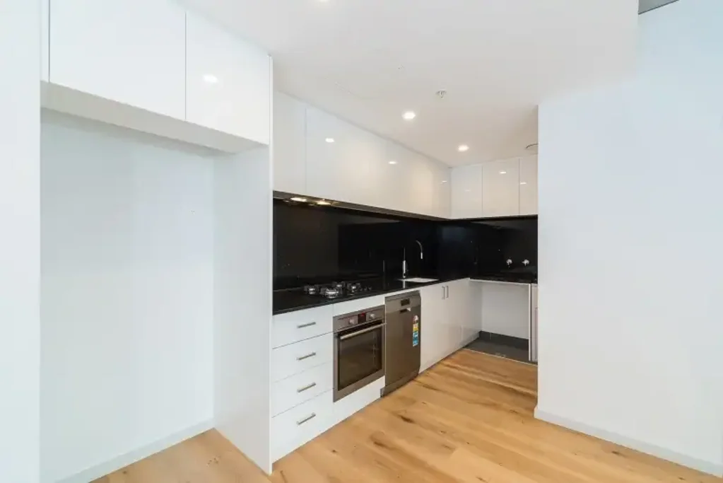 2 Bedroom, 1 Bathroom Riverfront Apartment with Carpark & Uninterrupted Maribyrnong River Views