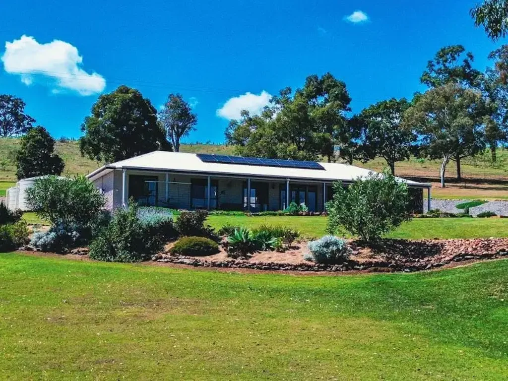 South East Nanango 3침실 Stunning Near-New Home with Rural Charm