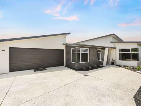Rototuna 4房  Private, Low Maintenance & Move-In Ready!