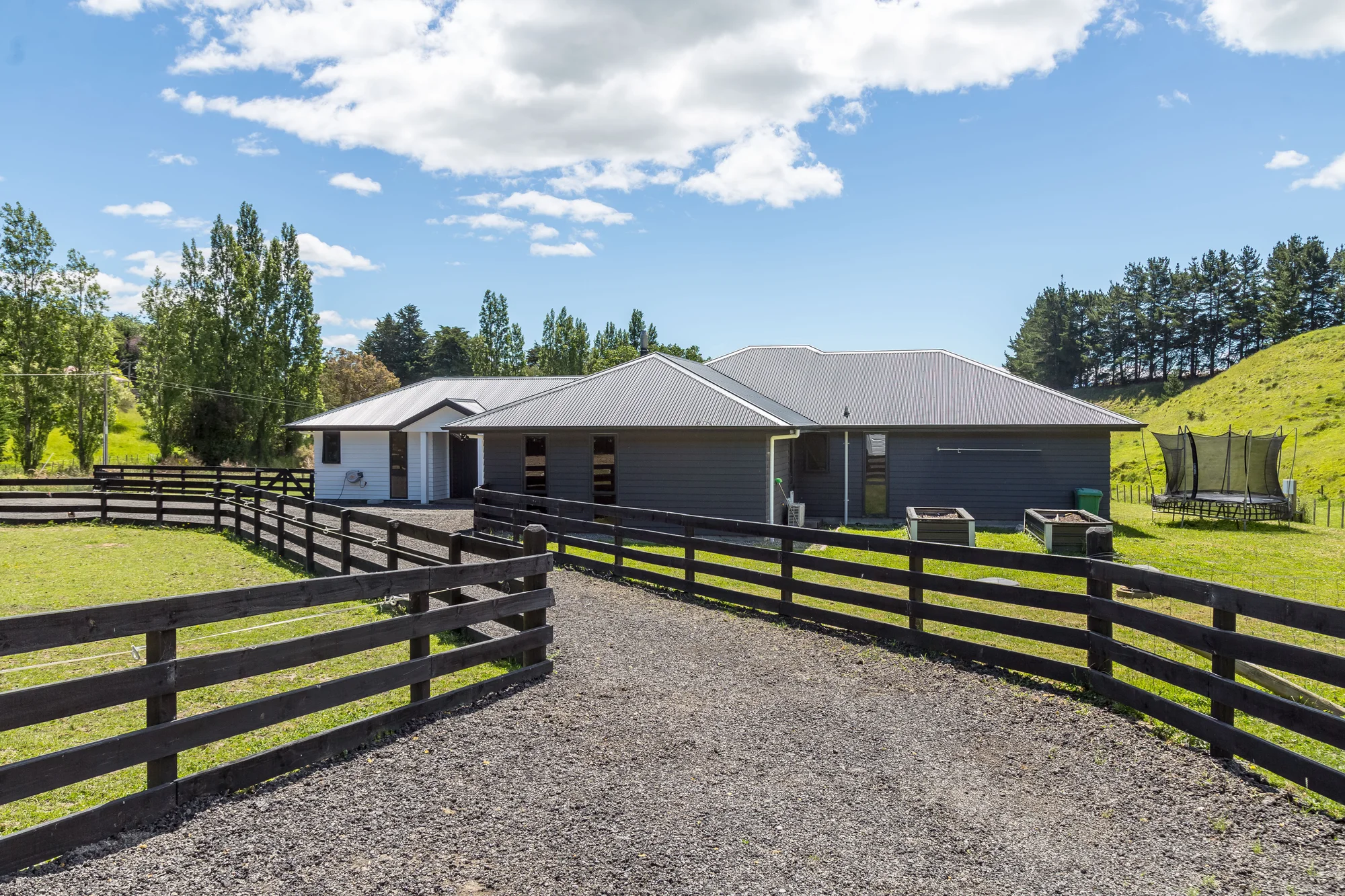 Longbush 3Zimmer Refined Private Lifestyle Living