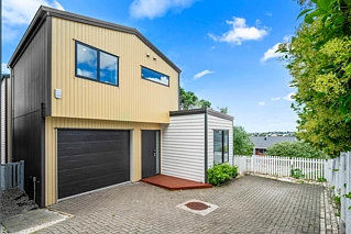 2D Robin Lane, Browns Bay, North Shore City