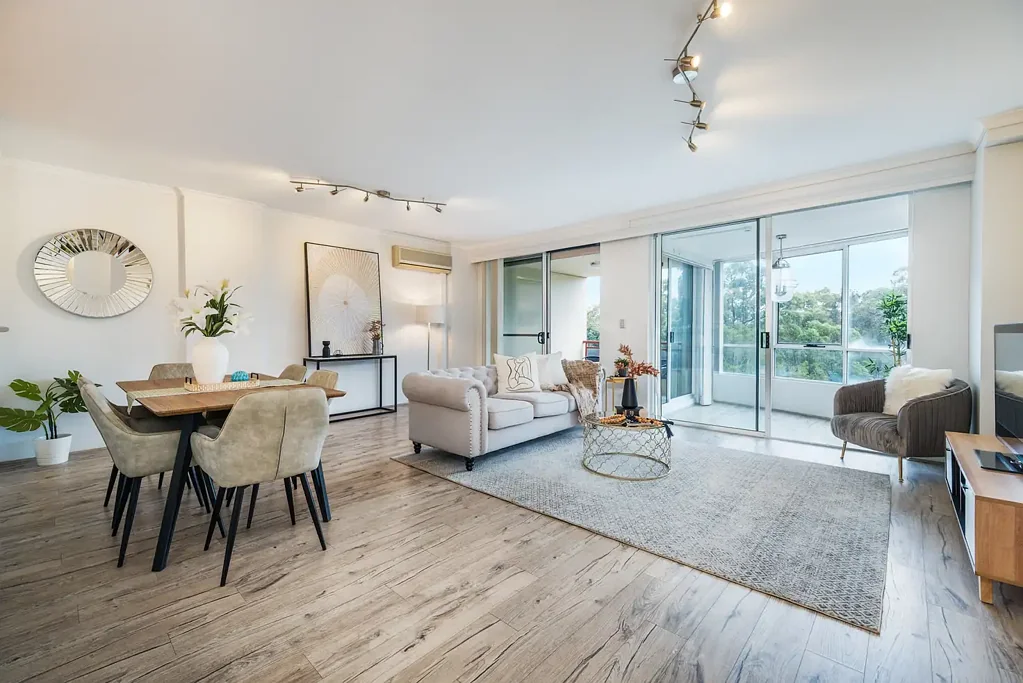 Macquarie Park 2ห้องนอน Light-Filled Apartment with Covered Balcony, Sunroom & Tranquil Green Outlook