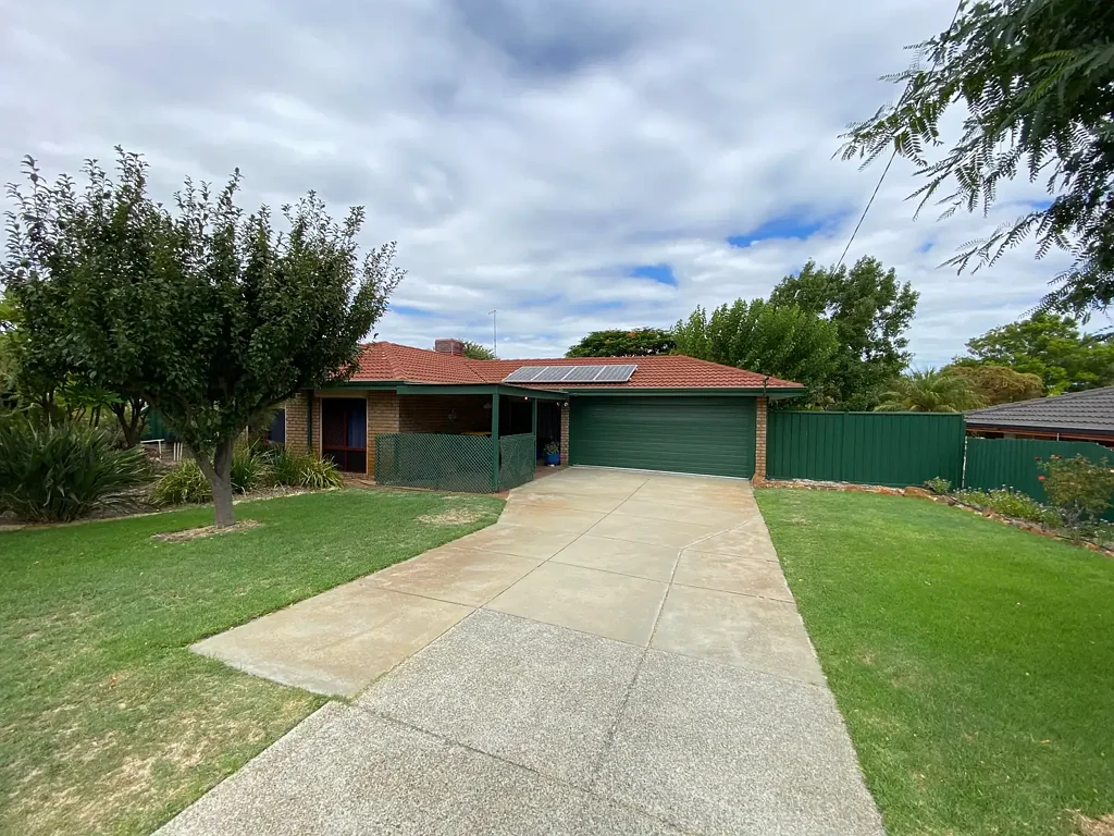 THREE BEDROOM,ONE BATHROOM HOME IN MARANGAROO - Tranquil gardens