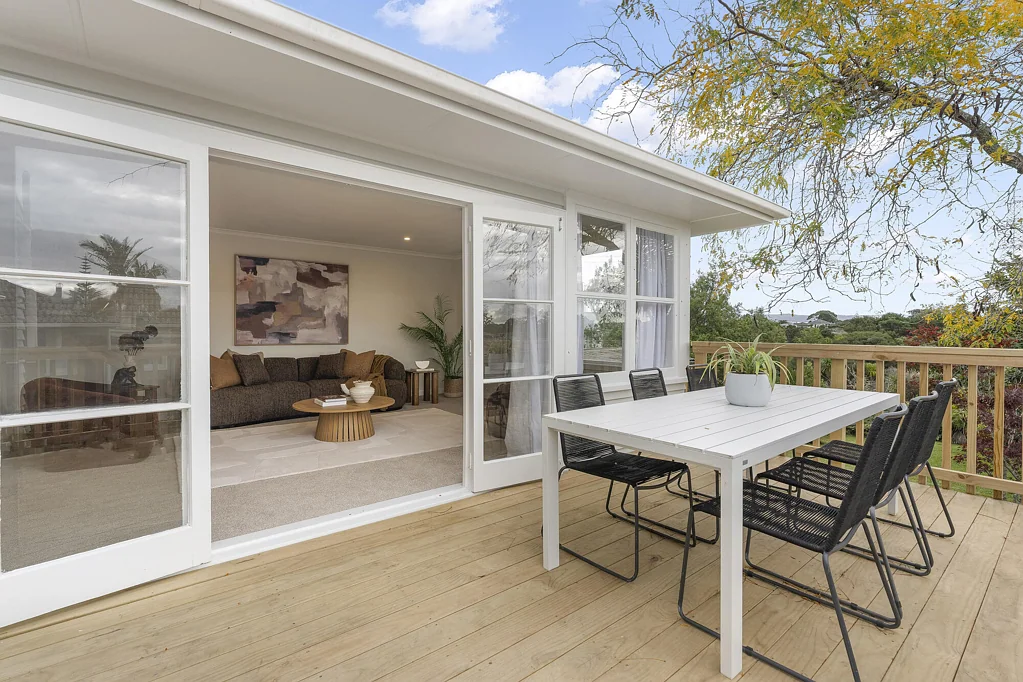 Te Atatu Peninsula 5房  Renovated, roomy & ready, with land to grow