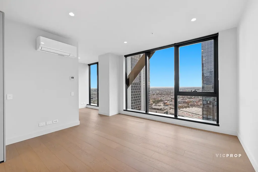 LUXURIOUS TWO-BEDROOM APARTMENT IN THE HEART OF THE CBD