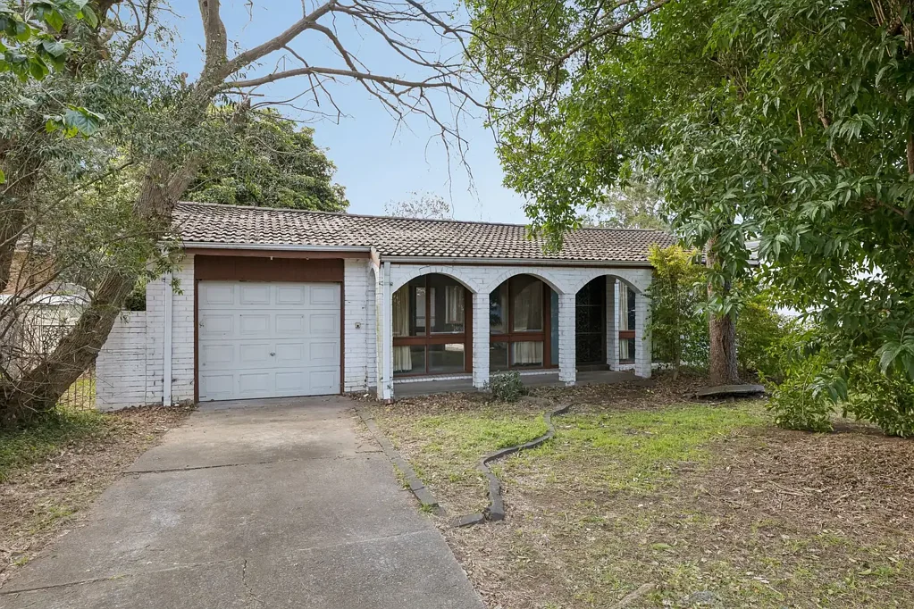 Winston Hills 4房 翻新或重建 - 位于LMR分区的优质矩形地块！ Renovate or Detonate - Prime Rectangular Block in LMR Zoning!