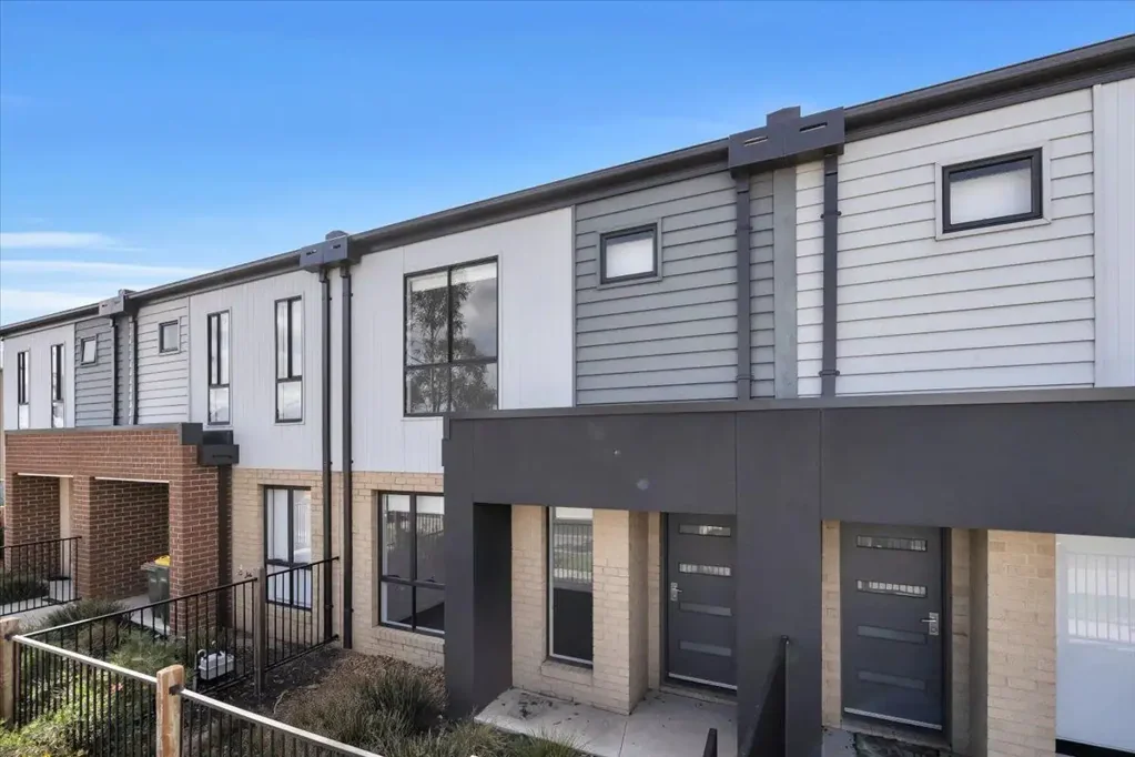 3 BEDROOM TOWNHOUSE AVAILABLE FOR RENT