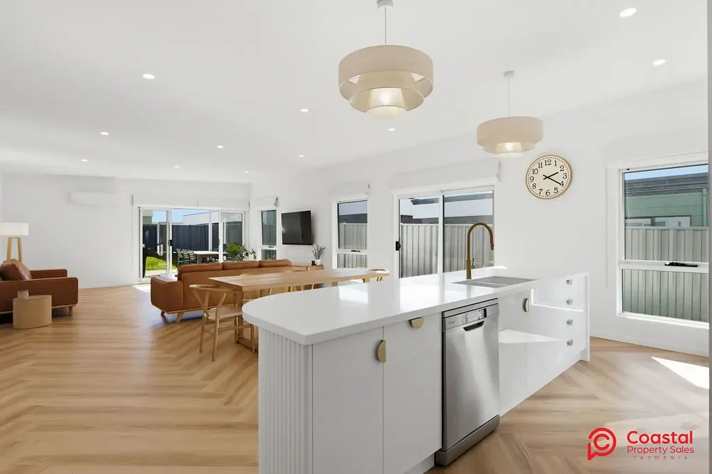Ulverstone 4कमरा WHY GO THROUGH THE HASSLE OF BUILDING - THIS PROPERTY IS FINISHED & MOVE-IN READY!