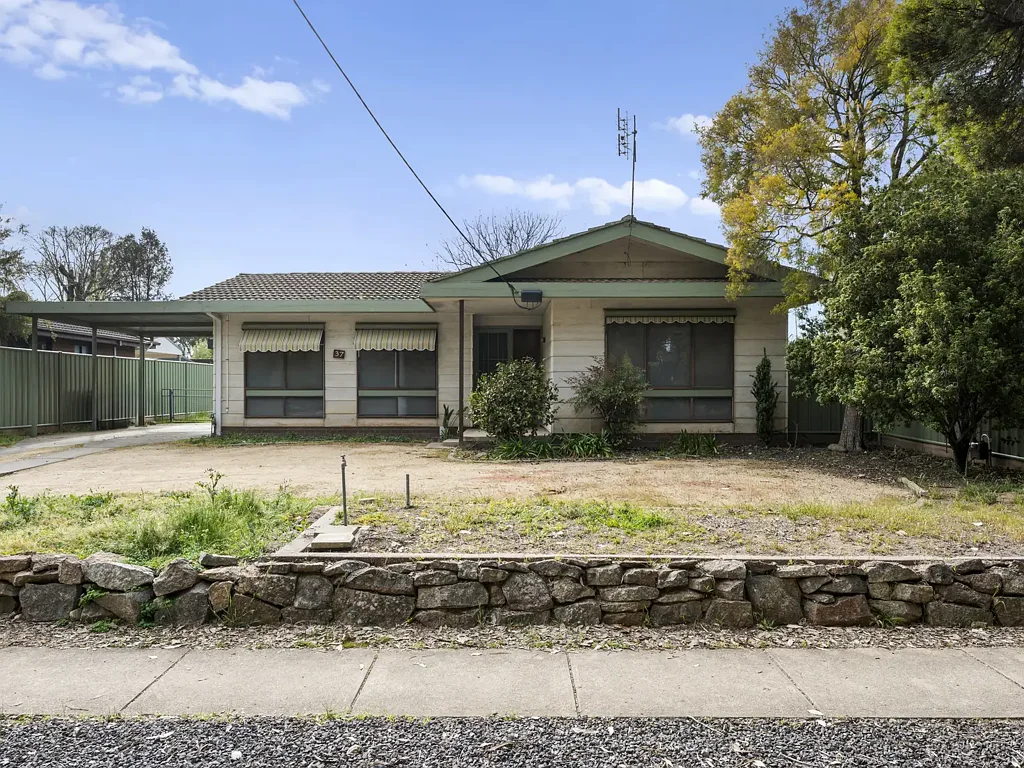 Fully Furnished Quality Home - Utilities & Garden Maintenance Included