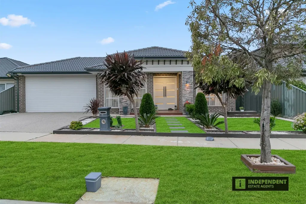 Cobblebank 5 Bedroom Gorgeous Family Home in the Heart of Cobblebank - A Must-See Property!
