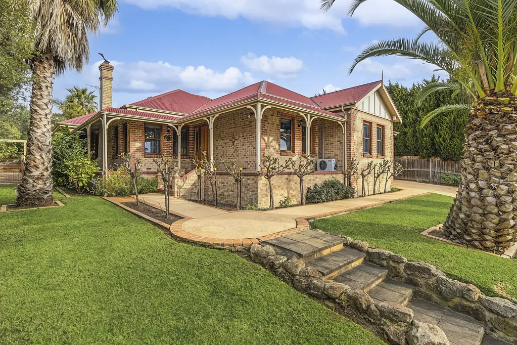 Highton 3房  Timeless Wookey Craftsmanship in a Prestigious Queens Park Setting
