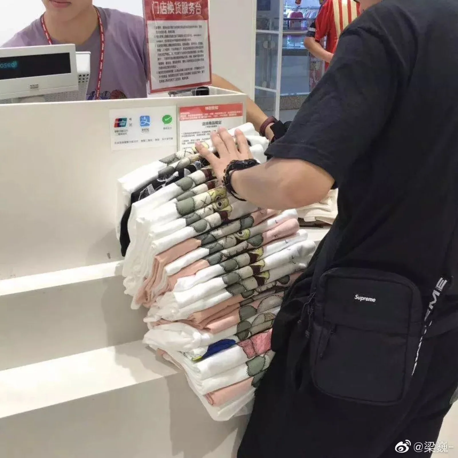 全中国疯抢优衣库T恤！钻门，扯头发，扒衣服，日本的牌子日本人都没这么疯过！