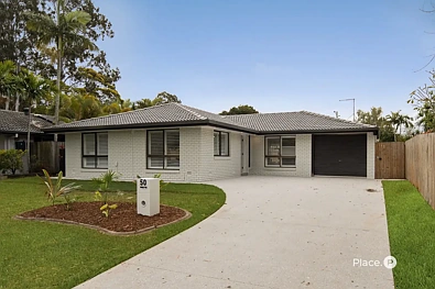 Carindale 4房 家庭友好环境 558㎡南北地块 四卧套间主卧 开放式起居区 朝北露台 设备齐全厨房 新式户外娱乐 邻近公园购物 Sunlit Family Home with Spacious Outdoor Living
